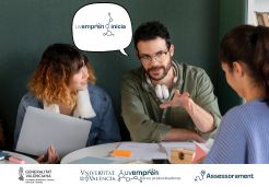 Estudiantat parlant al voltant una taula